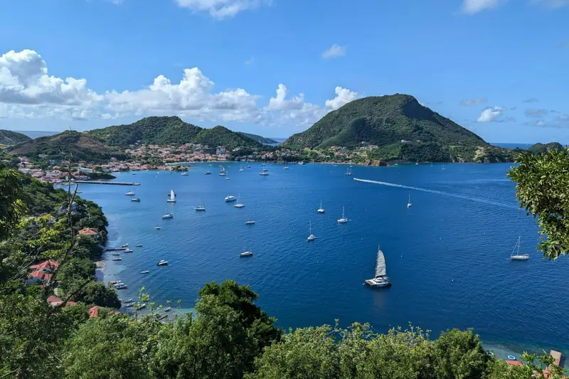 La baie des Saintes, en Guadeloupe : voiliers au mouillage et mornes verts.