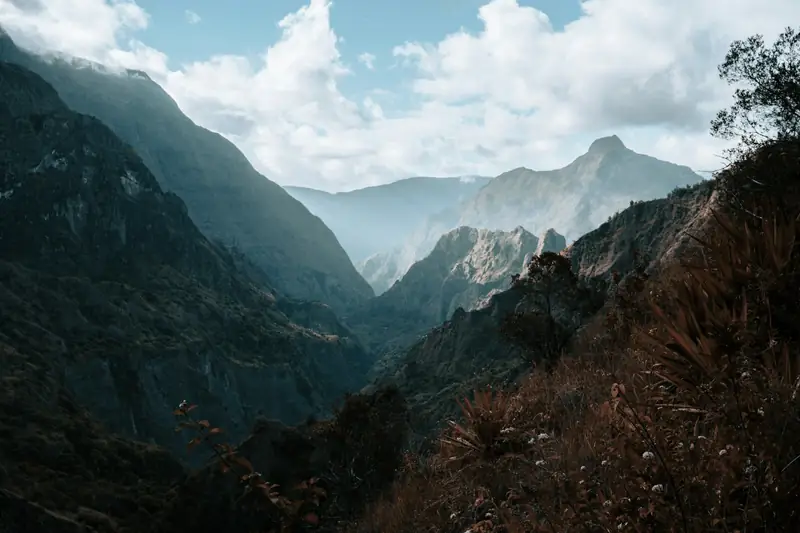 Les remparts et les crêtes du cirque de Mafate, à La Réunion, sous un ciel nuageux.