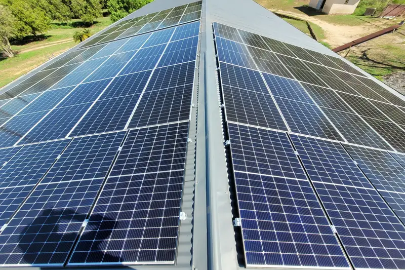 Panneaux solaires posés sur un toit en tôle ondulée.